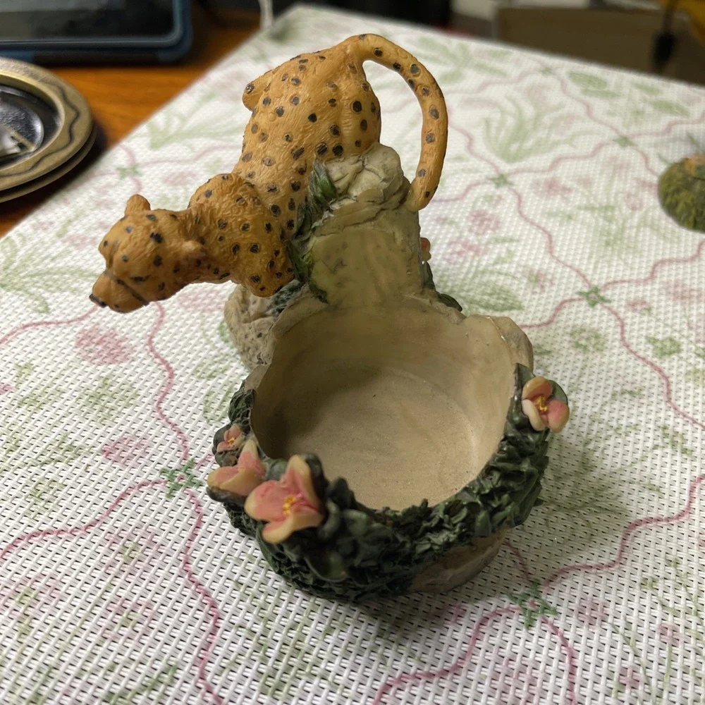 Vintage Cheetah Figurine‎
